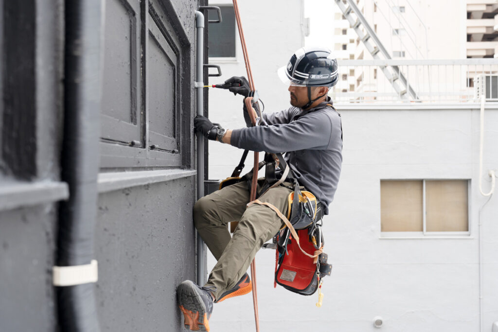 画像：無足場工法（ブランコ工法）